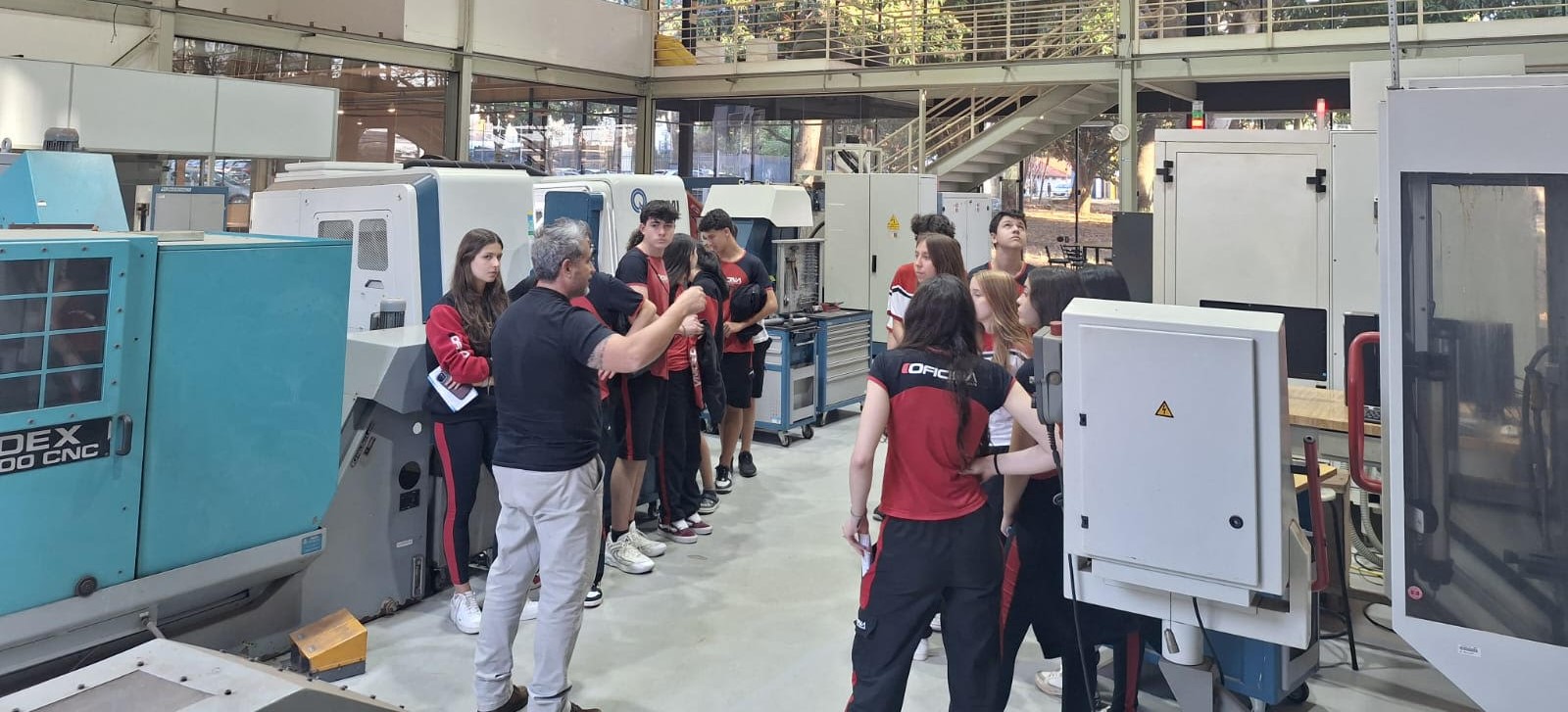 Foto dos alunos visitando o NUMA