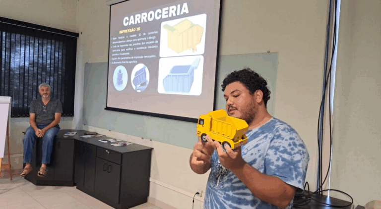 Aluno demonstra protótipo do carrinho produzido pela equipe.